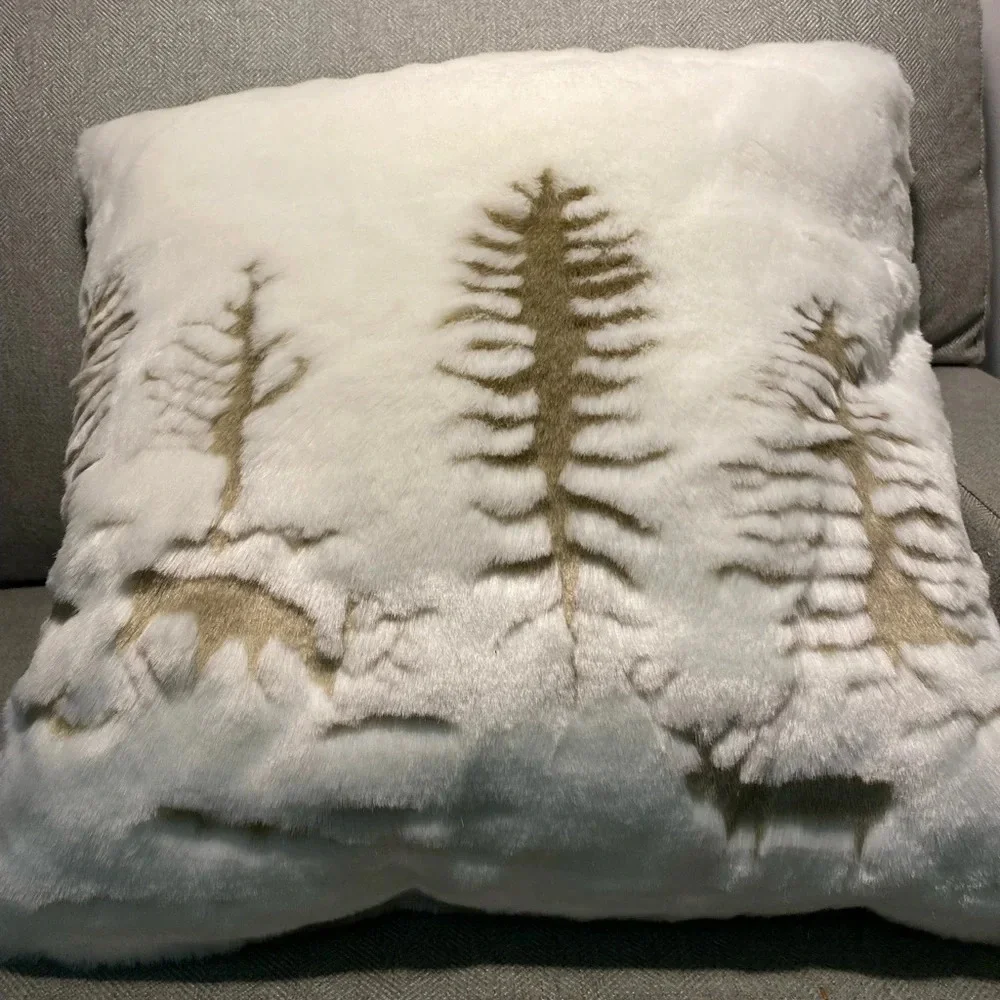 NWOT Aviva Stanoff winter pillow. Faux fur in ivory with gold design. 20x20